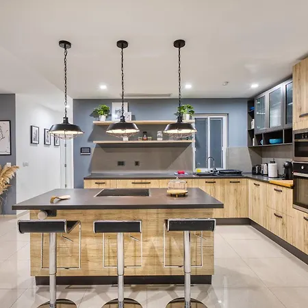 Luxury & Spacious 2 Bedroom With Balcony Rgat1-1