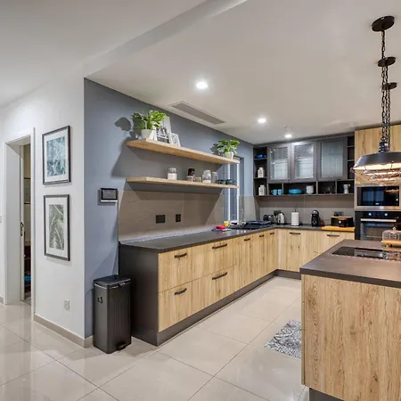 Luxury & Spacious 2 Bedroom With Balcony Rgat1-1 דירה *