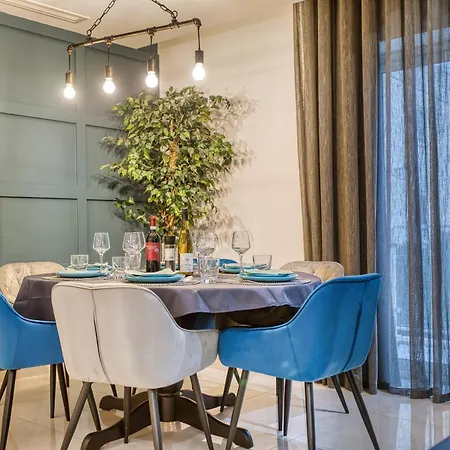 Luxury & Spacious 2 Bedroom With Balcony Rgat1-1 דירה