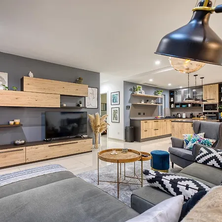 Apartamento Luxury & Spacious 2 Bedroom With Balcony Rgat1-1 *