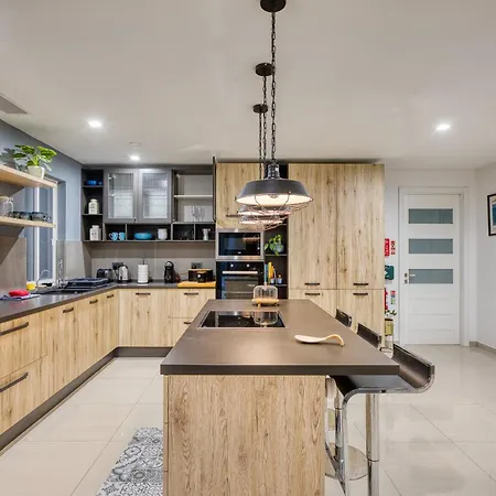 Διαμέρισμα Luxury & Spacious 2 Bedroom With Balcony Rgat1-1 *