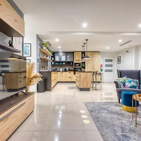 Luxury & Spacious 2 Bedroom With Balcony Rgat1-1