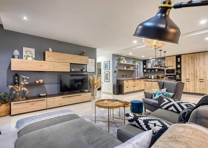 דירה Luxury & Spacious 2 Bedroom With Balcony Rgat1-1 *