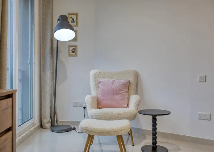 Luxury & Spacious 2 Bedroom With Balcony Rgat1-1 דירה