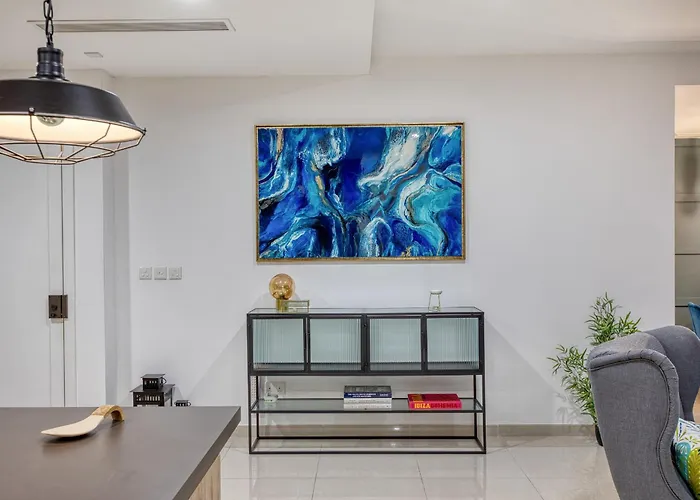 Luxury & Spacious 2 Bedroom With Balcony Rgat1-1 דירה