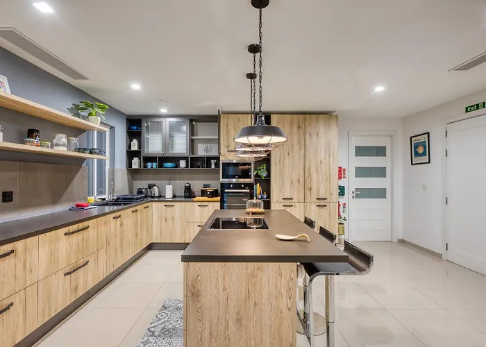 דירה Luxury & Spacious 2 Bedroom With Balcony Rgat1-1 *