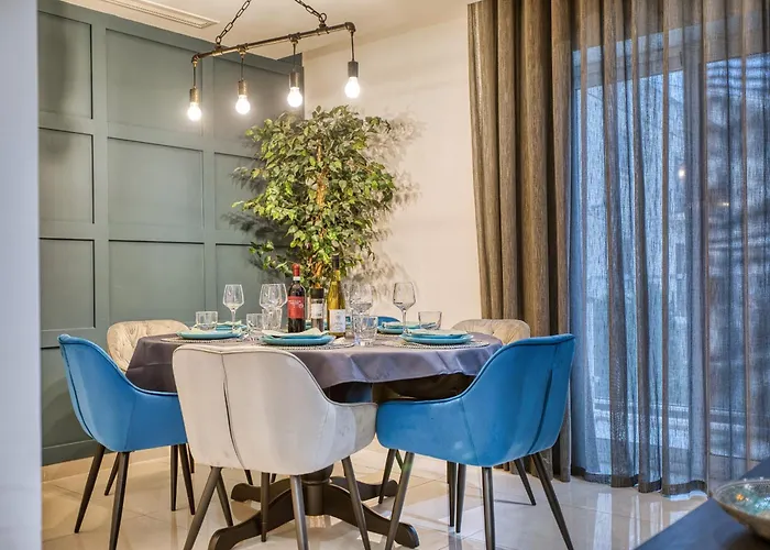 Luxury & Spacious 2 Bedroom With Balcony Rgat1-1 דירה